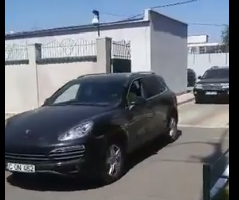 Mașinile lui Filat, Olga și Angela, au parasit curtea CNA.