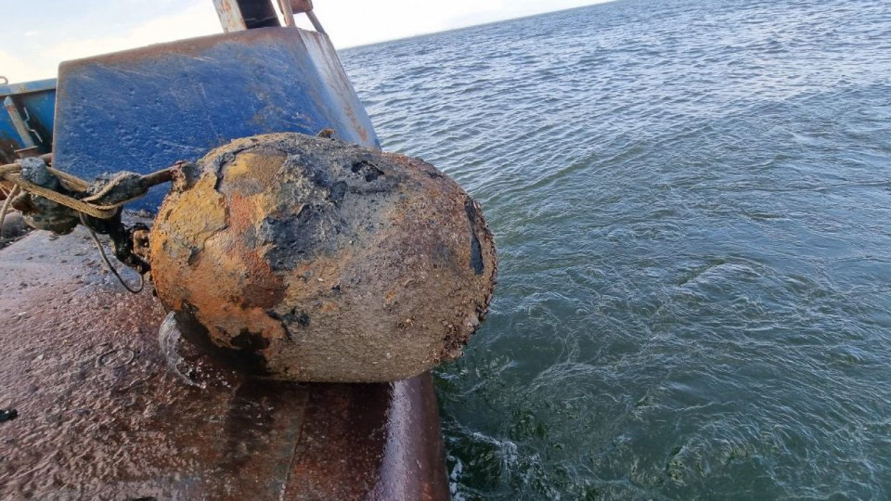 Найденную в Черном море мину взорвали румынские саперы.