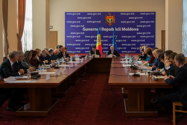 Premierul Pavel Filip, în dialog cu înalții consilieri UE. 