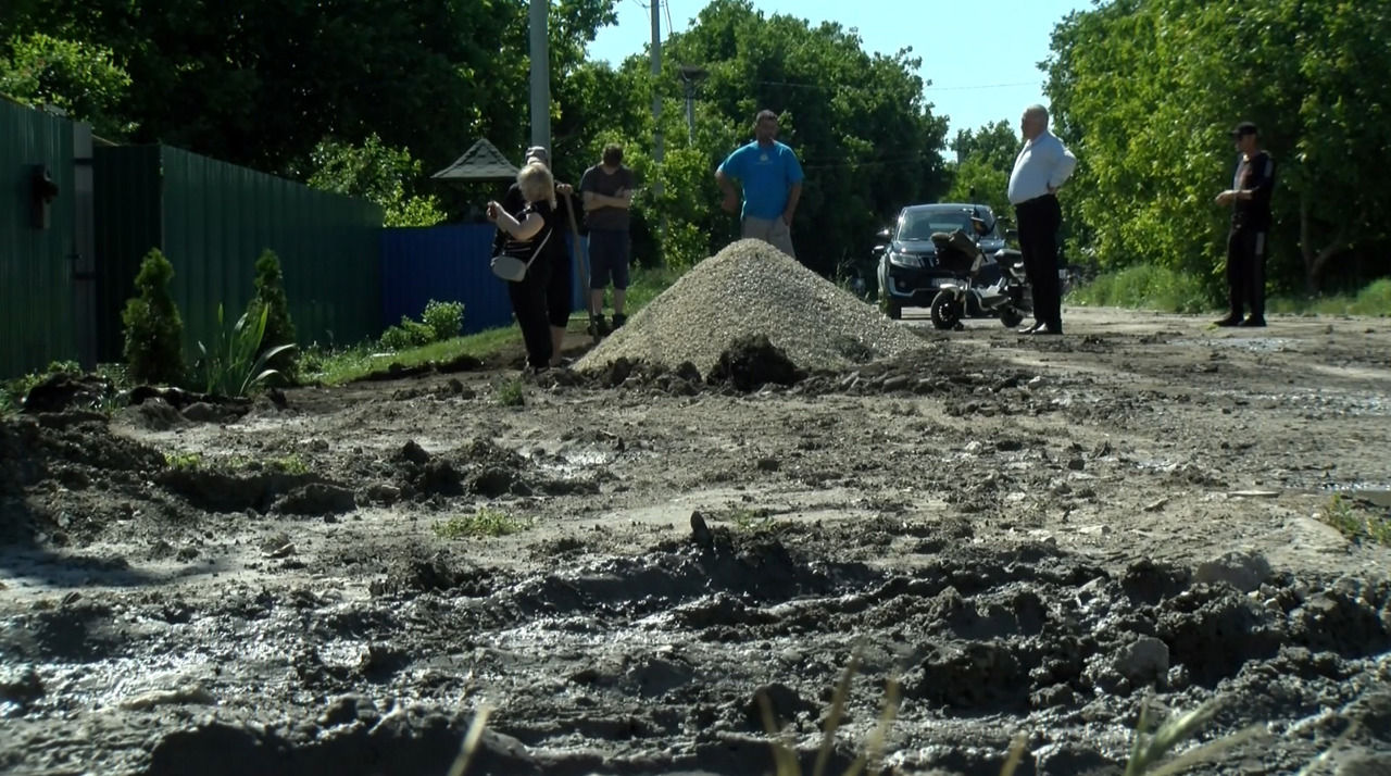 Casele locuitorilor din Gribovo, inundate în urma ploilor torențiale: Totul în jur este acoperit de apă și nămol.