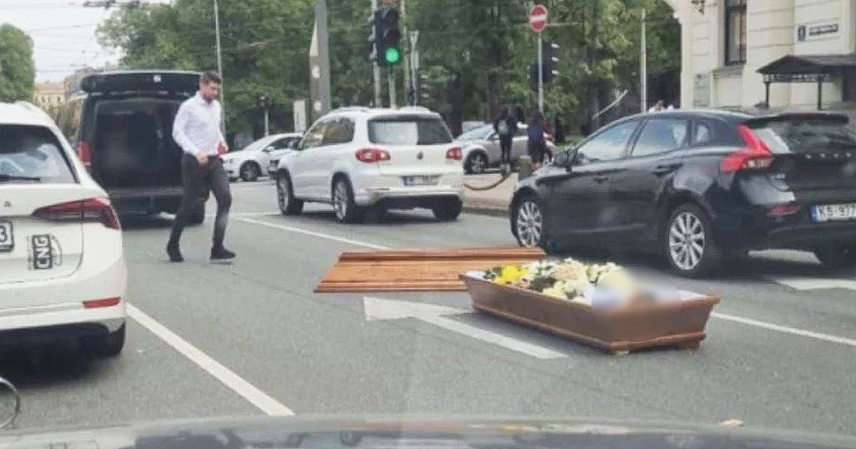 В центре Риги из катафалка на проезжую часть выпал гроб.