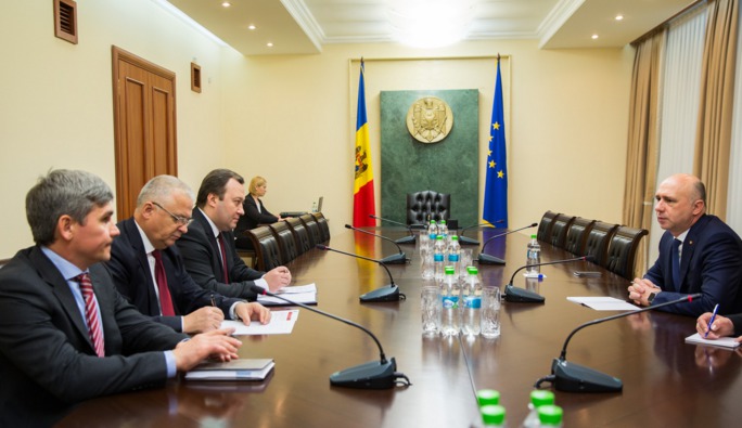 Prim-ministrul Pavel Filip a cerut ca oamenii legii să-și facă datoria în limitele normelor de drept, să asigure protecția cetățenilor și a bunurilor statului și să nu admită escaladarea situației.