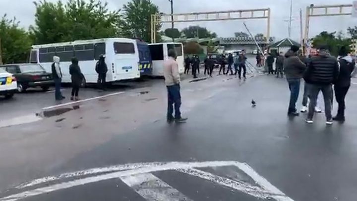 Многокилометровая пробка на границе Украины переросла в беспорядки.