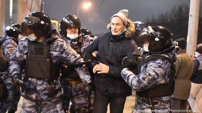 В России на акциях в поддержку Навального задержано более 3400 человек.