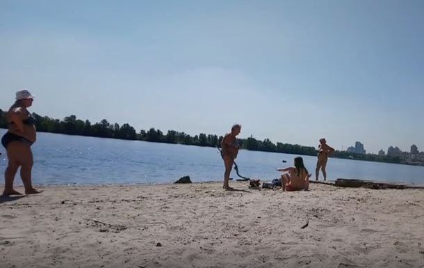 На пляже старушка с палкой набросилась на девушек.