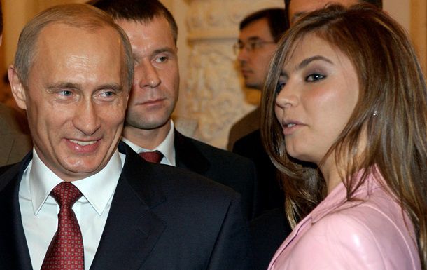 Президент России Владимир Путин мог не появляться на публике несколько дней из-за того, что у него якобы родился ребенок.
