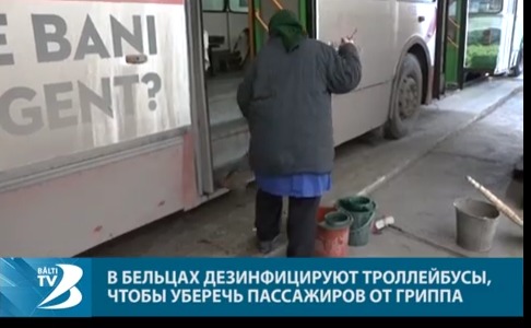В Бельцах дезинфицируют троллейбусы, чтобы уберечь пассажиров от гриппа.