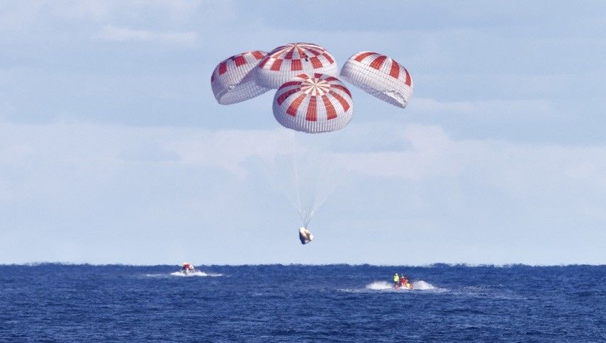 Crew Dragon с двумя астронавтами приводнился в Мексиканском заливе.