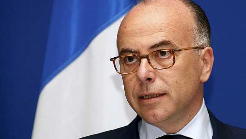 Глава МВД Франции Бернар Казнев призвал провести внеочередной совет ЕС по внутренним делам.