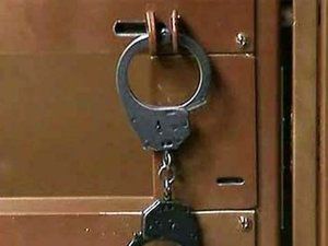 На подозреваемых открыто уголовное дело, по которому им грозит до 10 лет лишения свободы.