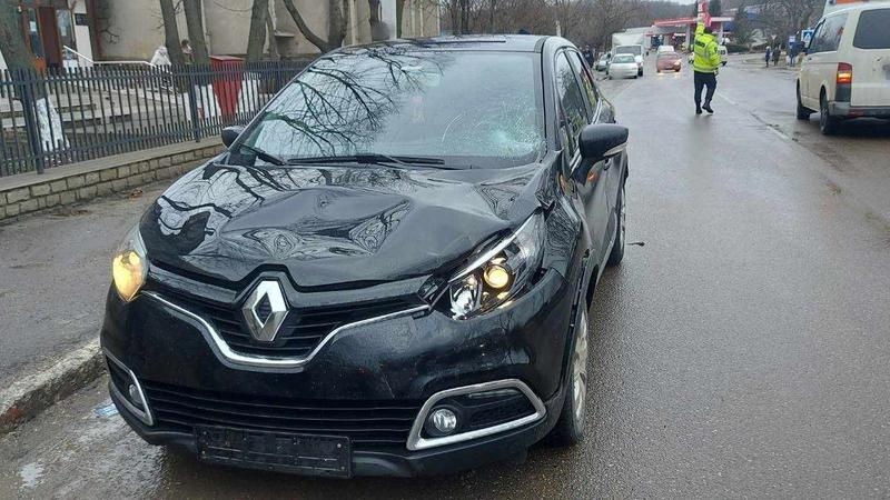 В Сороках автомобиль сбил женщину с ребёнком.
