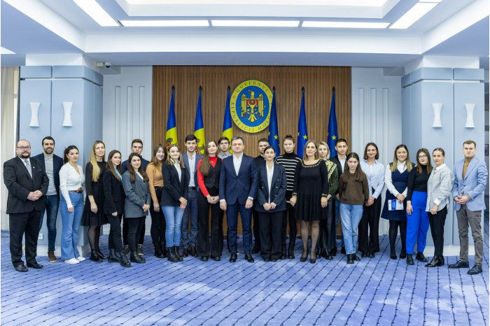 Премьер-министр Дорин Речан встретился с участниками программы стажировок.