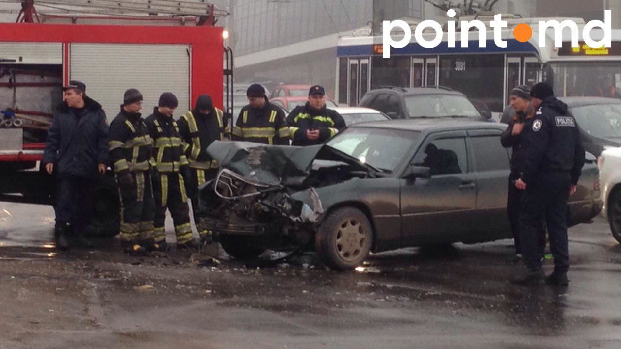 В Кишиневе при столкновении двух автомобилей пострадал водитель.