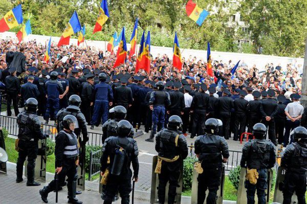 Chiar dacă violențele de ieri au putut fi stăpânite, iar grupurile răzlețe de provocatori au fost neutralizați, nimeni pe lumea asta nu poate garanta că oamenii nu vor reacționa și mai urât data viitoare