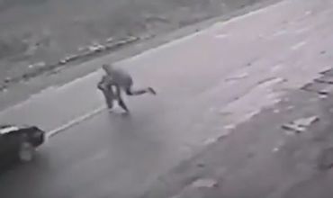 Un barbat a salvat un copil de sub rotile unei masini in Ucraina.