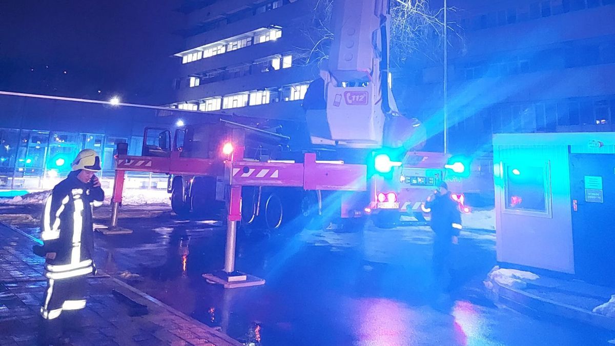 К РКБ прибыли 12 экипажей пожарных: очевидец сказал, что заметил дым.