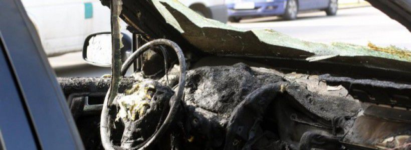 Ghinion pentru un şofer: Automobilul lui a fost incendiat, în această dimineaţă. Foto simbol: Radio Iasi