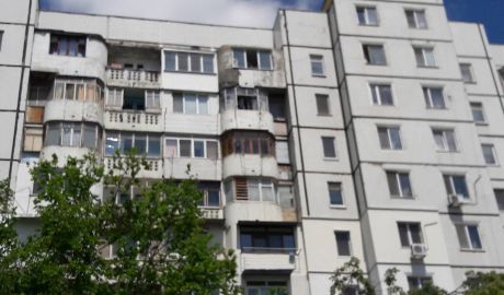 Un adolescent ar fi încercat să sară de la etajul opt al unui bloc de locuit din capitală. Foto: jurnal.md
