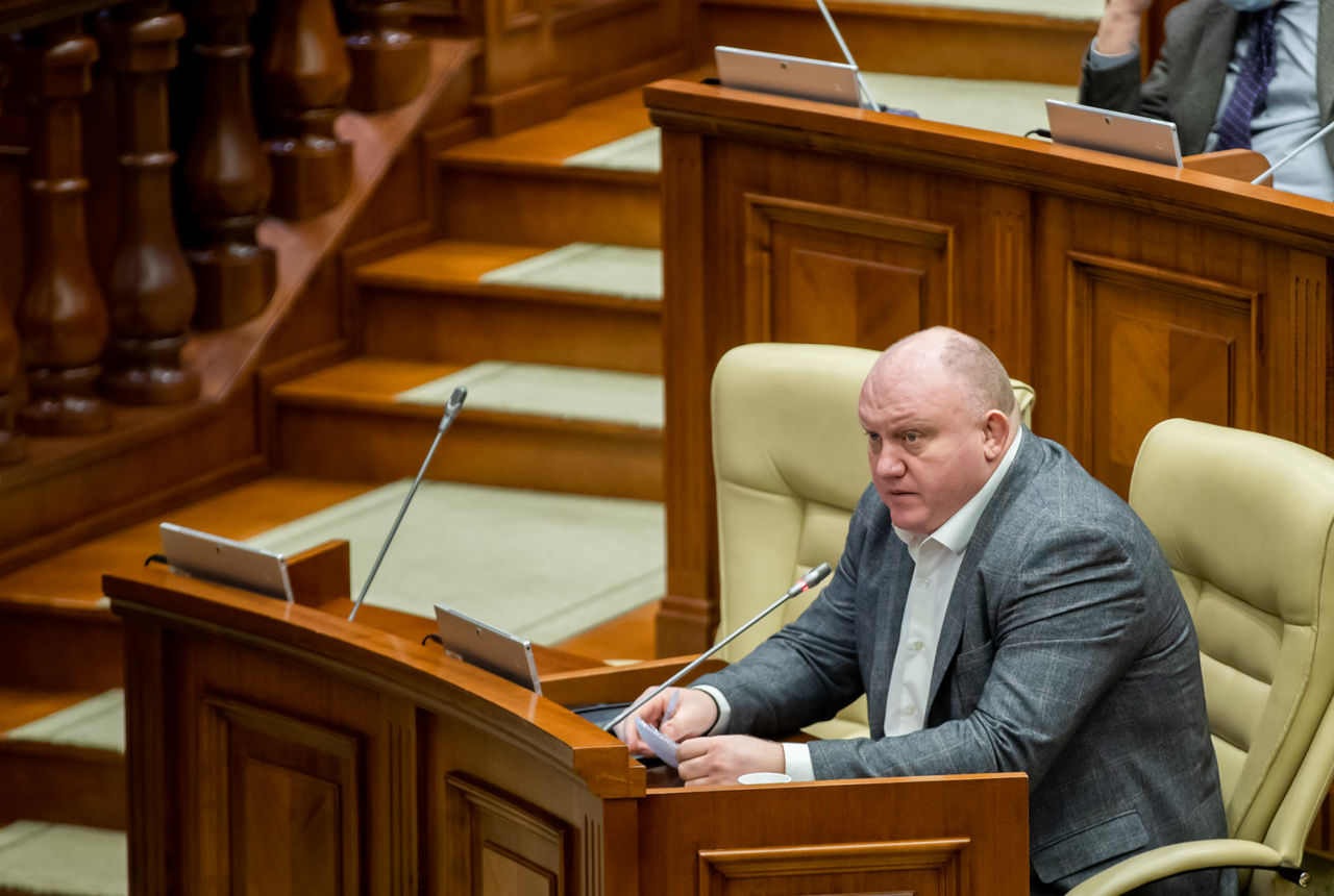 Парламентская оппозиция подвергла критике решение о введении ЧП.
