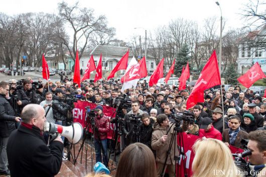 Membrii şi simpatizanţii Partidului Comuniştilor din Republica Moldova protestează din nou în faţa Legislativului.
