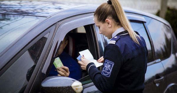 У двух граждан Молдовы изъяли поддельные водительские права.