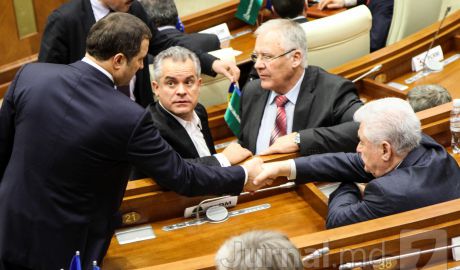 Moldova este împărţită în două mari tabere, cei care trag spre Est, să-i numim eurofobi şi o mare parte a populaţiei, care tinde spre valorile europene, condusă de un grup de aşa numiţi lideri europeni.