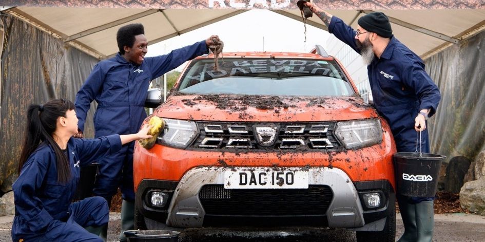 Dacia представила первую в мире бесплатную грязевую ванну для внедорожников.