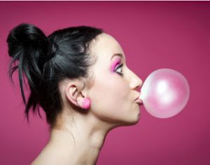 Guma nu trebuie mestecată mai mult de 20 de minute. Foto: buletindecarei.ro