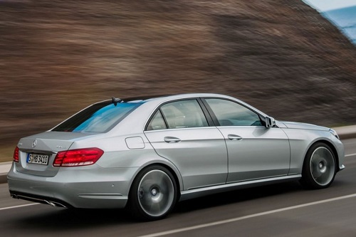 Mercedes-Benz E-classe назван лучшим автомобилем во всех классах. Фото: avtolog.com