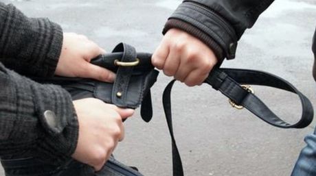 Молодой человек задержан полицией по подозрению в ограблении женщины в столичном секторе Буюканы.