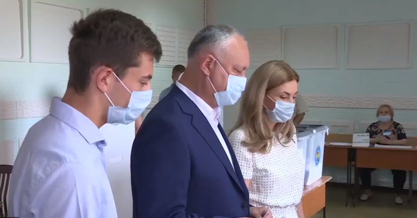 Додон голосовал с семьей: Сегодня решается, кто будет управлять страной.