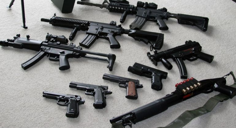 Persoanele fizice și juridice care dețin arme letale cu țeavă ghintuită ar putea fi obligate ca, o dată la 10 ani, să verifice armele. Foto: ziuanews.ro
