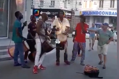 Полиция расследует нападение протестующих на уличных музыкантов.