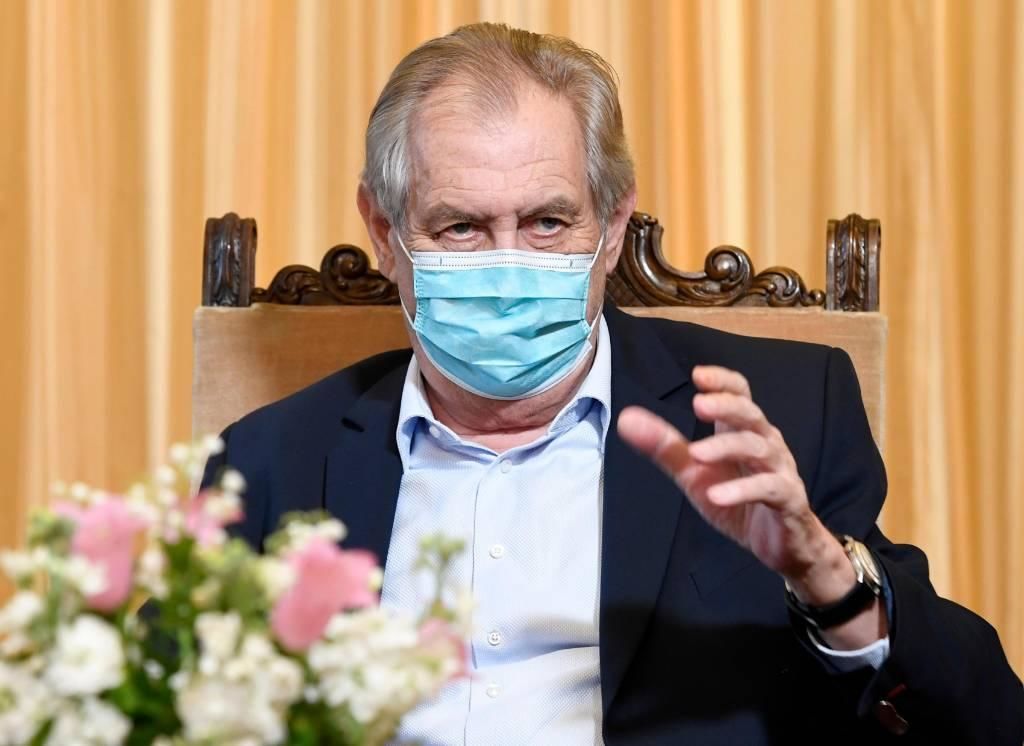 Чешский президент сломал руку, вставая с кресла после просмотра новостей.