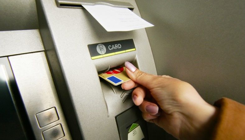 64-летняя молдаванка сняла внушительную сумму денег с карточки мужчины, за которым ухаживала. 