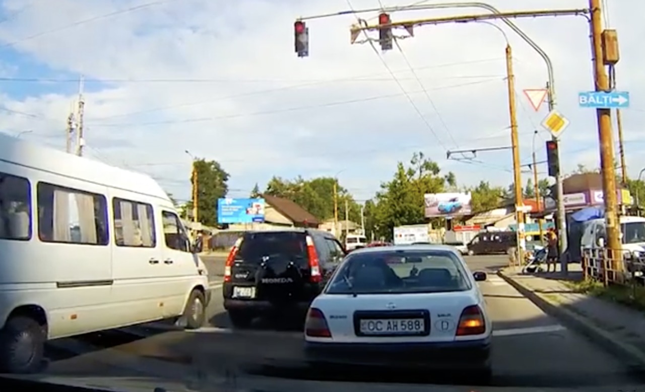 В Кишиневе у водителя не хватило терпения дождаться зеленого света.