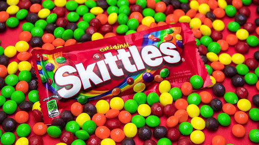 Владелец Skittles подал в суд на продавцов конфет с марихуаной.