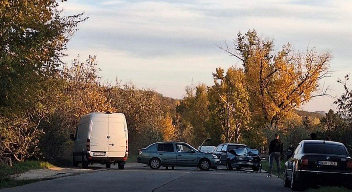 Accident violent la Vatra. Două maşini s-au tamponat.