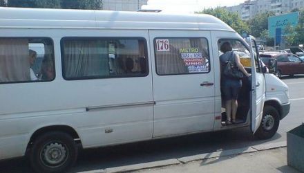 Pasagerii care circulă cu aceste microbuze sunt revoltați de faptul că șoferii au sistat activitatea.