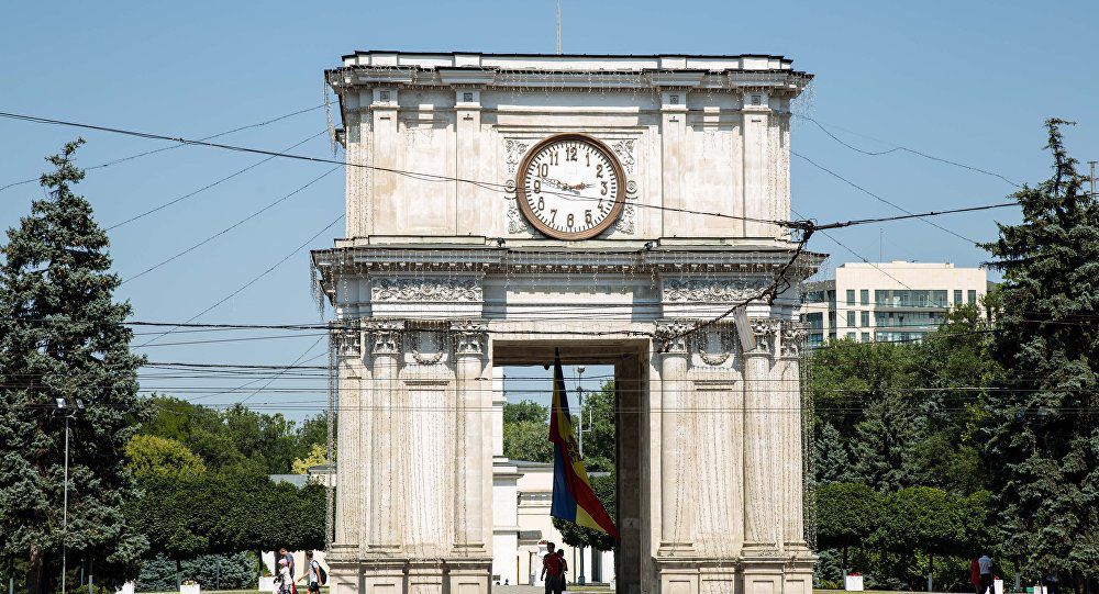 Городские власти признают, что из-за протестов, новогодняя красавица в этом году "будет скромнее".
