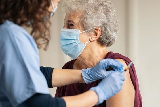 Новые власти Чехии откажутся от обязательной вакцинации от коронавируса пенсионеров.