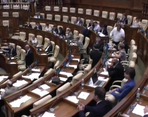 Suma constituie plata pentru concediu si un ajutor material.