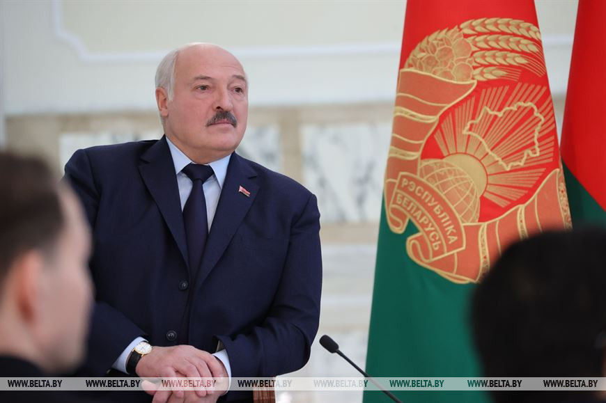 Лукашенко потребовал жесточайшей дисциплины в подразделениях МВД и КГБ.