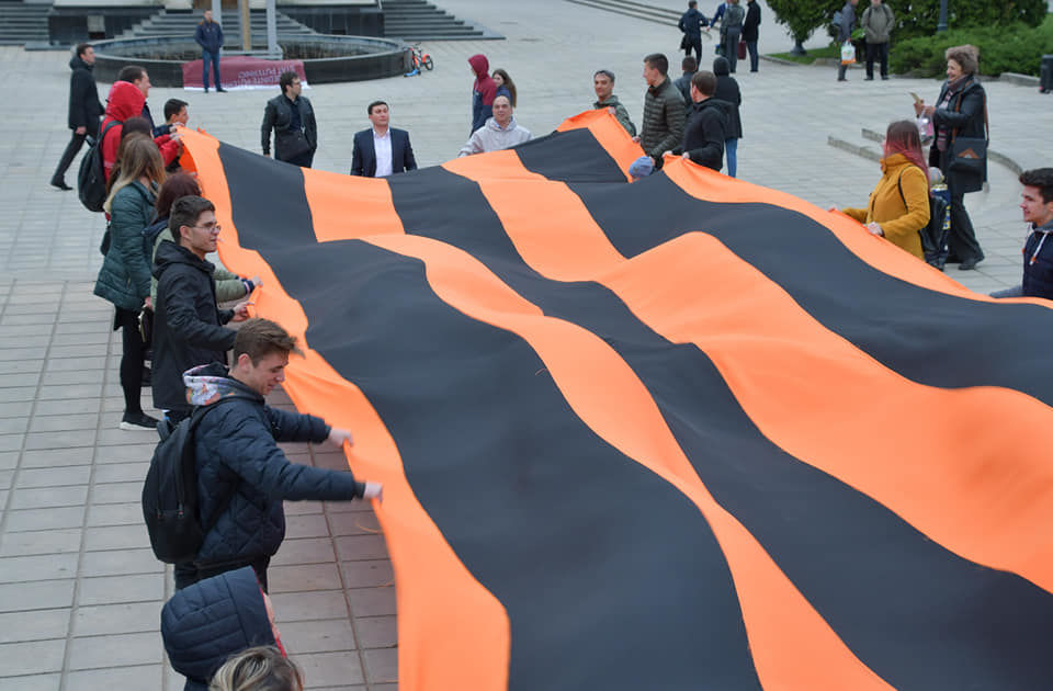 В Кишиневе развернули огромную георгиевскую ленту.