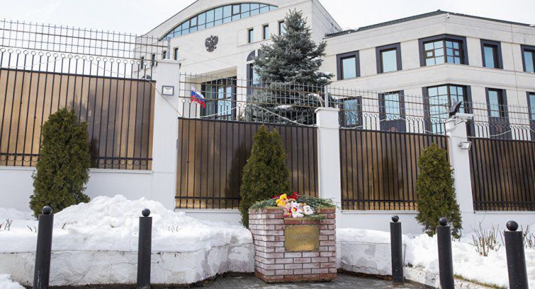 Zeci de moldoveni au depus flori, jucării și lumânări la Ambasada Rusiei în semn de solidaritate. 