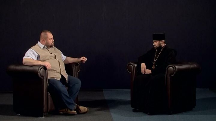 Preotul Viorel Cojocaru a respins speculaţiile potrivit cărora paşapoartele cu cip ar fi o cursă întinsă creştinilor de către diavol.