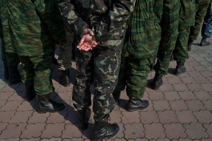 Украинские военные на площади Ленина в Симферополе. Фото: Вадим Гирда / AP
