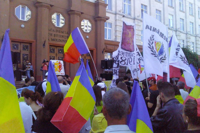 Вместо 20 тысяч заявленных у здания Академии мы наблюдали человек с тысячу унионистов, вряд ли больше. Фото: Леонид РЯБКОВ