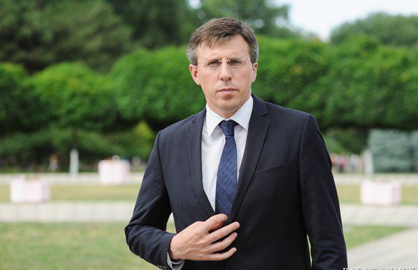 Organizatorii mitingului au decis să-l ajute pe Chirtoacă și au scris o cere ce demisie în numele acestuia.