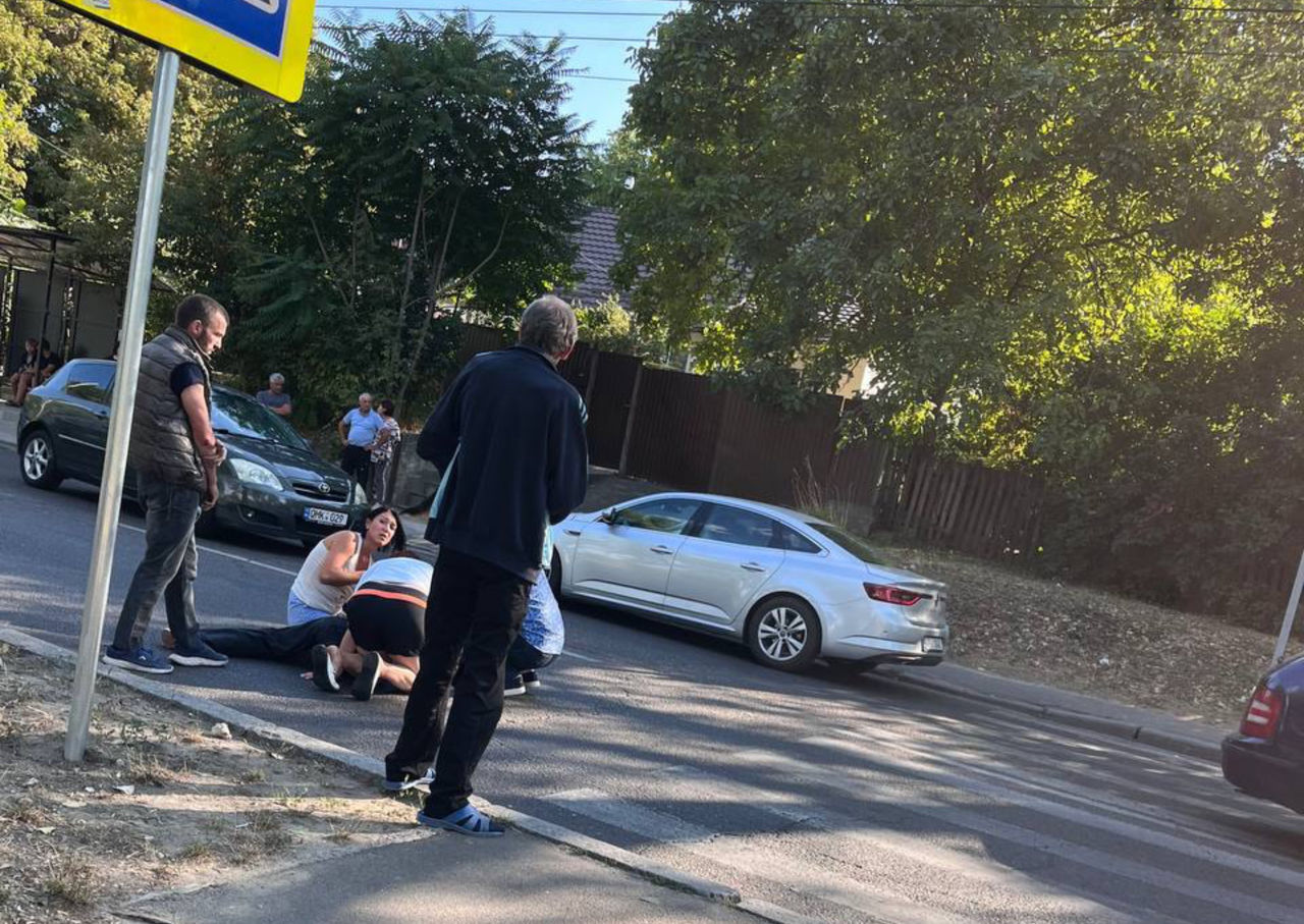 В Кишиневе бесправный мотоциклист сбил девочку на пешеходном переходе.